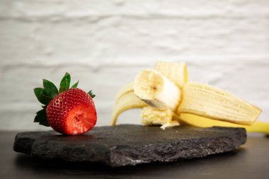 Olgun sulu, kırmızı, güzel, çilekli yakın çekim iştah açıcı taze bir atıştırmalıktır.