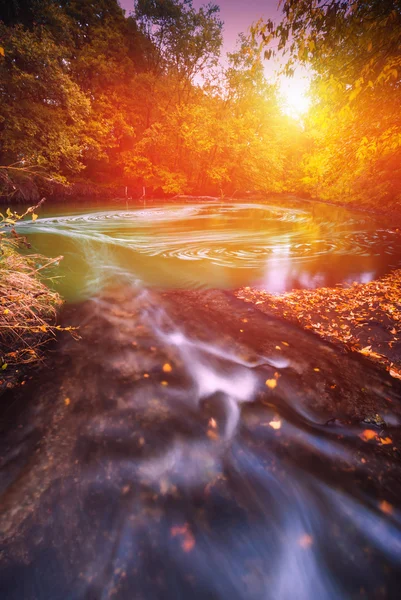 Matin sur une rivière rapide — Photo