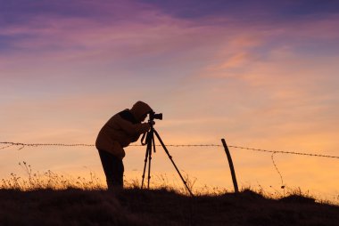 Fotoğrafçı fotoğraf makinesi ile silüeti