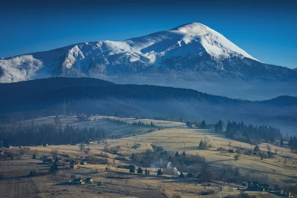 Morning in a Carpathian village on a mountain hill — Stock Photo, Image