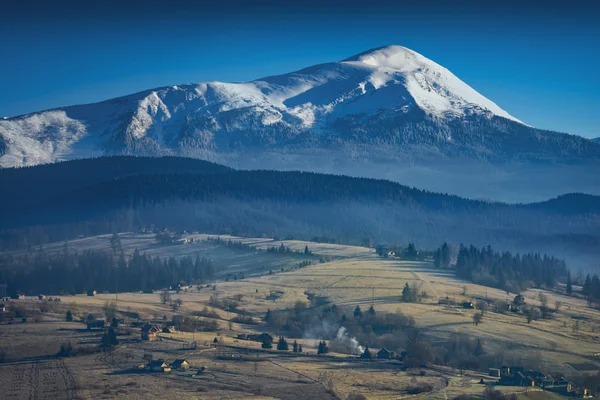 Morgen in einem Karpatendorf auf einem Berghügel — Stockfoto