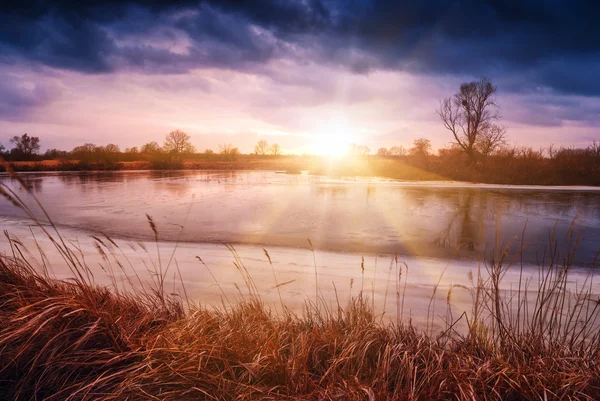 Západ slunce na jarní řeky — Stock fotografie