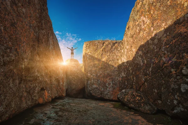 Man op een steen in een canyon — Stockfoto