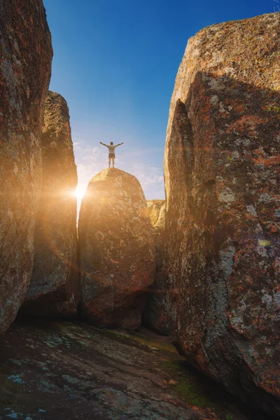 Man op een steen in een diepe canyon — Stockfoto
