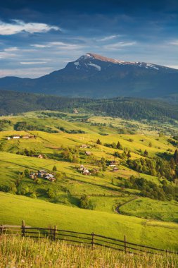 Akşam ışığı bir bahar Köyü tepelerinde yalan