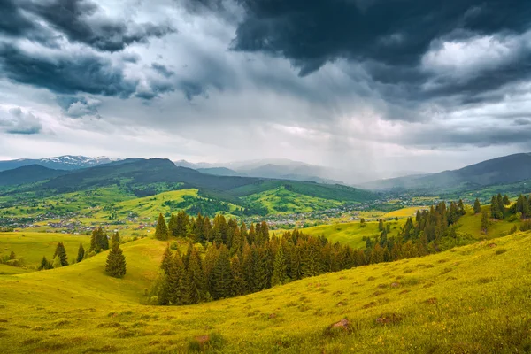 Nuvens chuvosas escuras acima do vale da montanha — Fotografia de Stock
