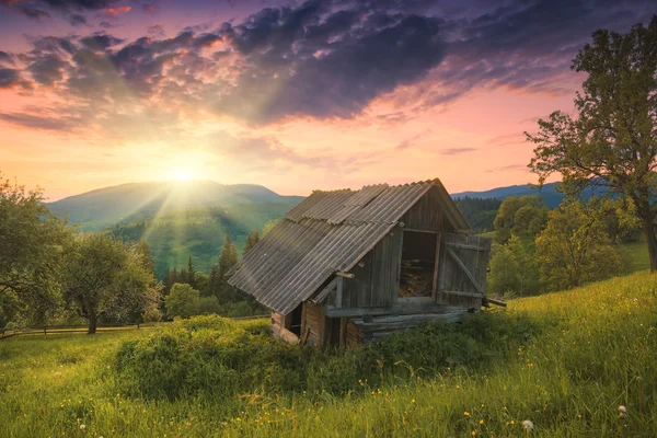 Majestic sunrise in a carpathian mountain village — Stock Photo, Image
