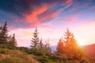 Altında kırmızı bulutlar