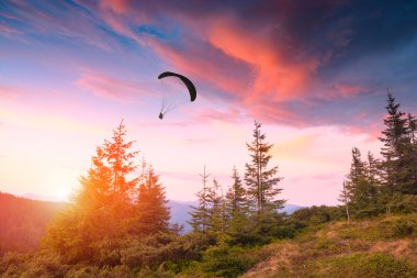 Kırmızı gökyüzü altında