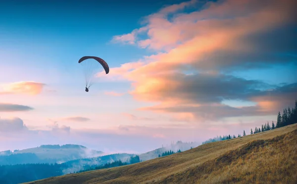 Paraglida i en Karpaterna solnedgång himlen — Stockfoto