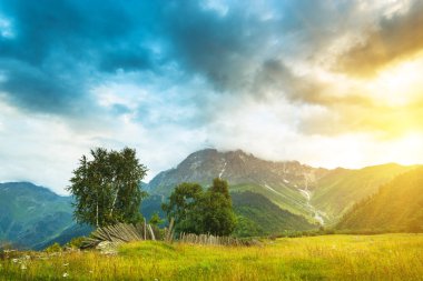 yüksek dağlarda günbatımı