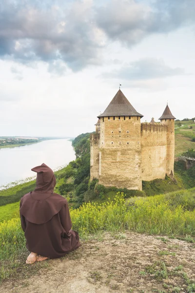 Monk kalenin önünde — Stok fotoğraf