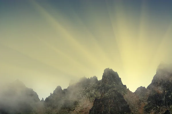 Dağlarda altın gündoğumu — Stok fotoğraf