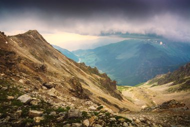 Kurtlar Vadisi üzerinde düşük dramatik clounds