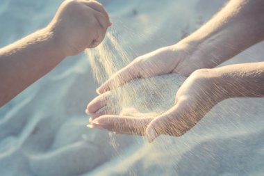 Bebek anne silah için kum atar