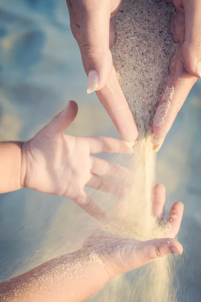 Mère et petit bébé jouent avec le sable — Photo