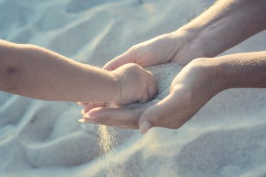 Bebeği al anneler silah gelen bazı kum