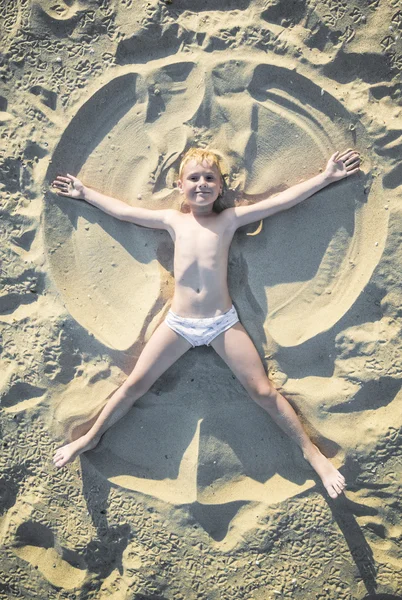 Angel op geel zand — Stockfoto