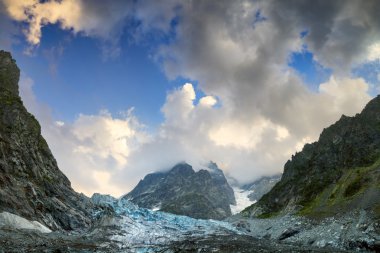 Buzul dır dağ altında