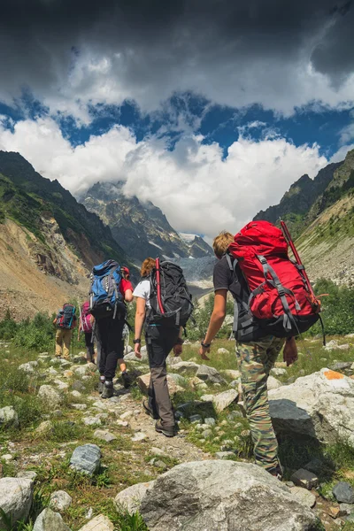 Vandrare klättra berget — Stockfoto