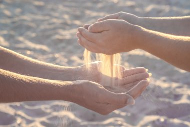 Anne ve çocuk kum ile oynamak