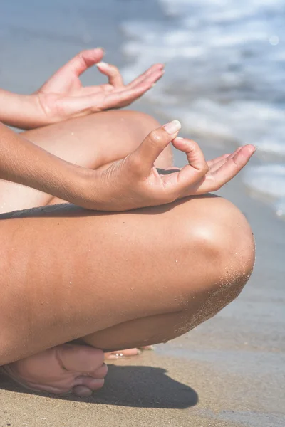 Mulher relaxante na praia do mar — Fotografia de Stock