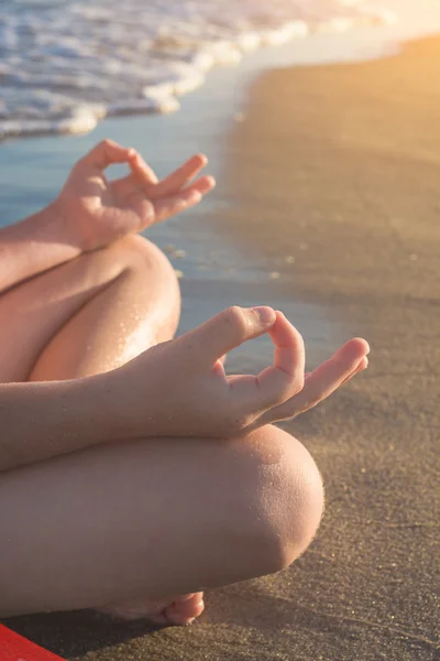 Ejercicios de yoga cerca del agua — Foto de Stock