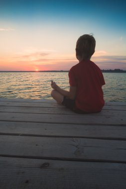 Deniz günbatımı meditasyon