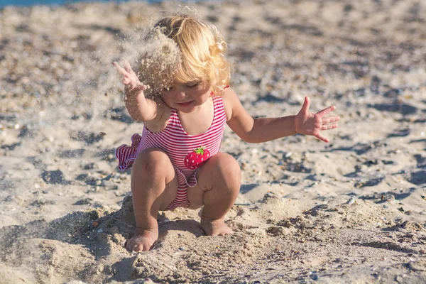 Meisje spelen met zand — Stockfoto