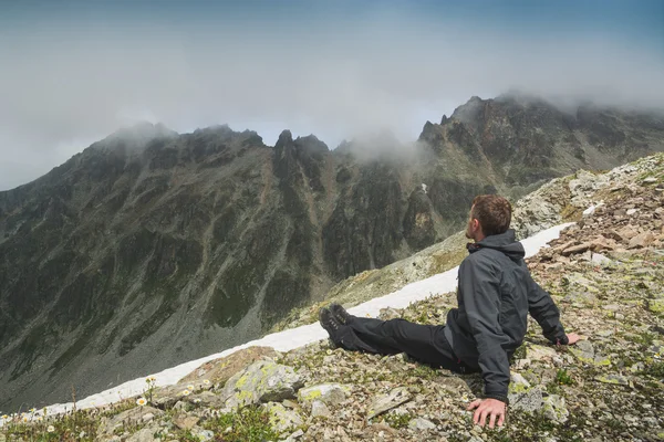 Senderista relajándose en la cima de una montaña —  Fotos de Stock