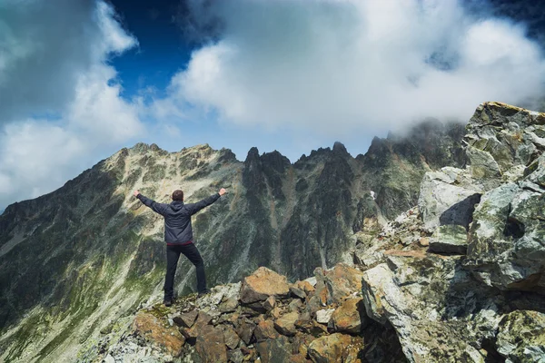 Wanderer begrüßen schönes Bergtal — Stockfoto