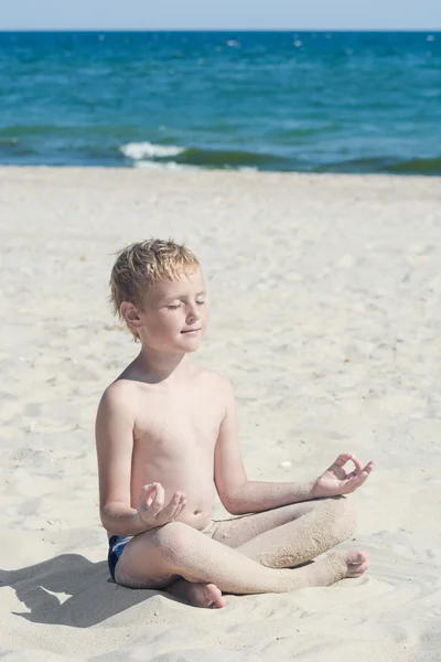 Meditando em uma praia de areia — Fotografia de Stock