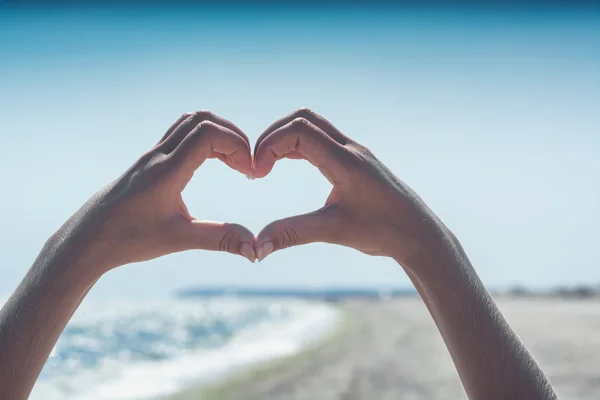 Les mains de la femme en forme de coeur — Photo