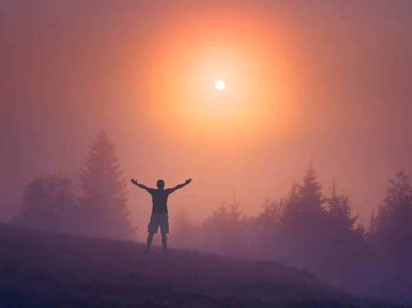 El hombre da la bienvenida temprano — Foto de Stock