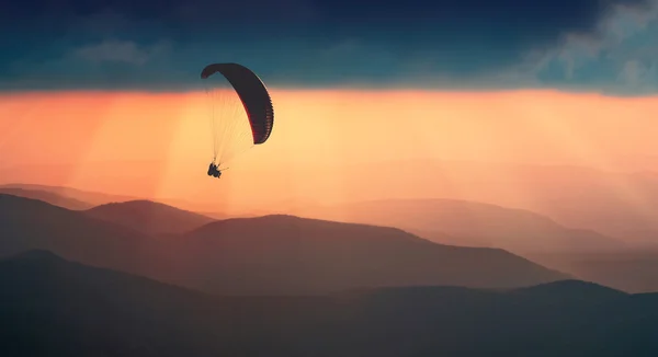 Volare sopra le colline nebbiose — Foto Stock