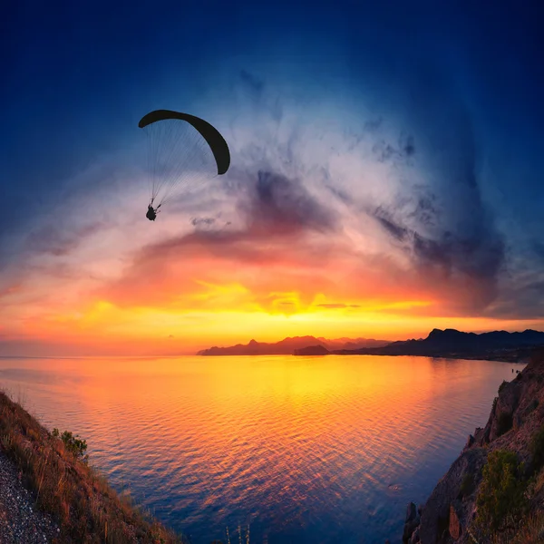 Parapente au-dessus du coucher de soleil sur la mer — Photo