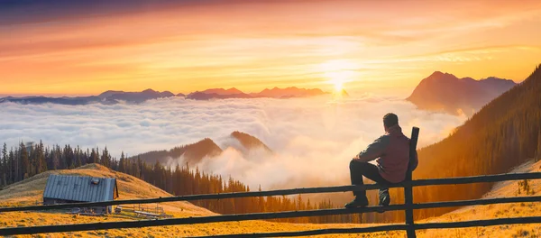 Человек наслаждается восходом солнца в Карпатской горной долине — стоковое фото