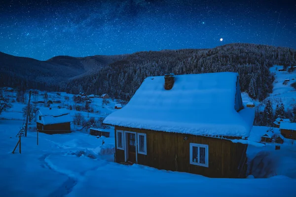 Karla Kaplı Dağ Köyünün Üzerindeki Gökyüzünde Parlak Samanyolu Noel Gecesi — Stok fotoğraf