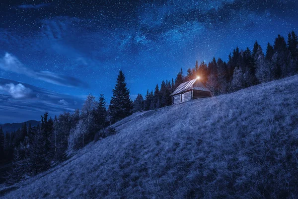 Valle Montañoso Alpino Con Casa Madera Pastor Bajo Cielo Estrellado — Foto de Stock