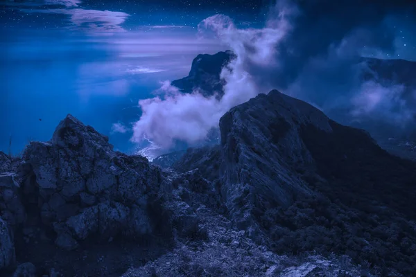 Hermoso Valle Montaña Crimea Con Nubes Sobre Mar Una Majestuosa — Foto de Stock