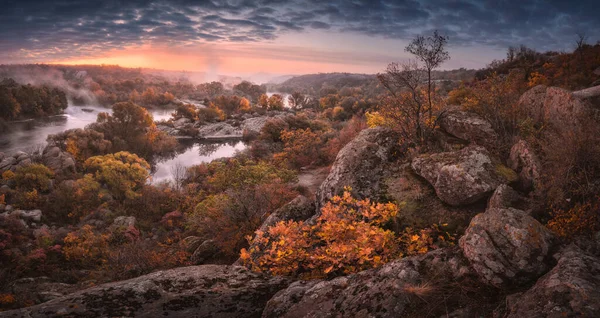 Panorama Nebuloso Amanecer Sobre Valle Rocoso Del Río Otoño Parque —  Fotos de Stock