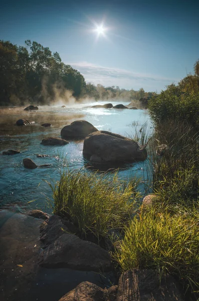 상승하는 태양의 속에서 바위로 강입니다 우크라이나 — 스톡 사진