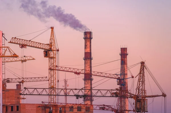 Paesaggio Industriale Costruire Gru Tubi Fabbrica Alla Luce Del Tramonto — Foto Stock