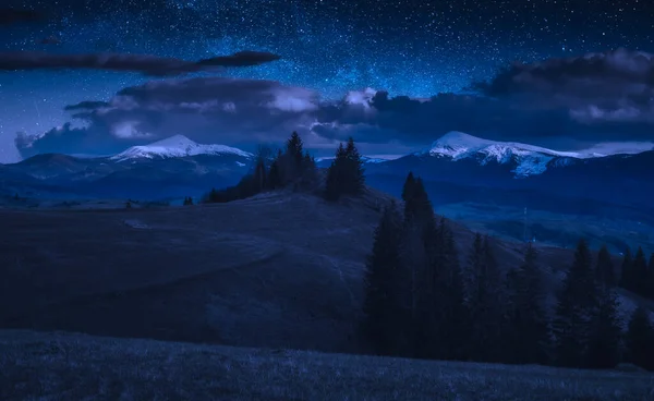 Distantes Montanhas Nevadas Floresta Uma Colina Sob Céu Estrelado Noite — Fotografia de Stock