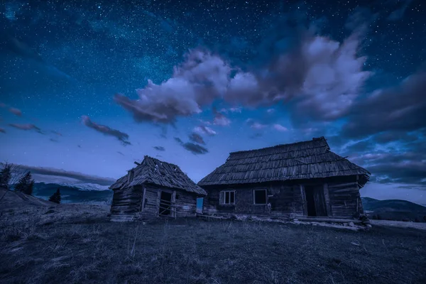 Casas Madera Abandonadas Una Colina Bajo Cielo Estrellado Nocturno Las — Foto de Stock