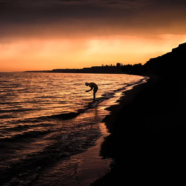 Homme Qui Prie Debout Dans Une Mer Coucher Soleil — Photo