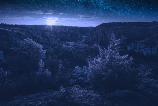 Cañón Rocoso Aktovo Pueblo Por Noche Con Vía Láctea Cielo — Foto de Stock