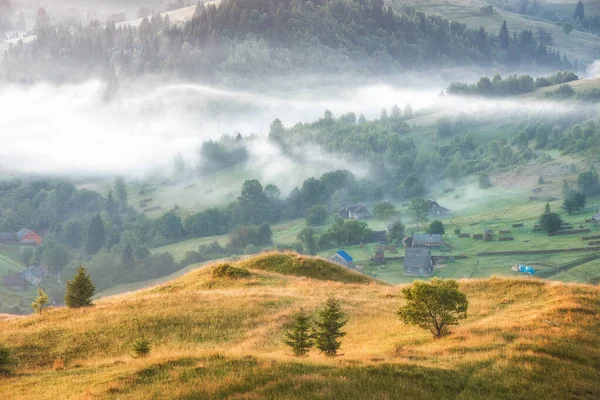 Poranna Mgła Wzgórzach Górskiej Wioski Piękny Idylliczny Krajobraz Karpaty Ukraina — Zdjęcie stockowe