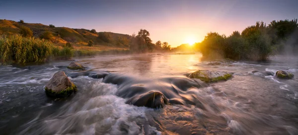 Bella mattina nebbioso fiume — Foto Stock