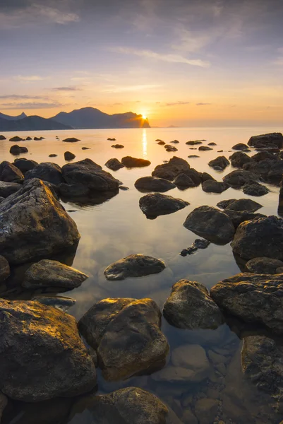 Schöner Sonnenaufgang am Meer — Stockfoto